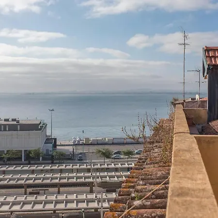 Gorgeous River View In Alfama Lisbona